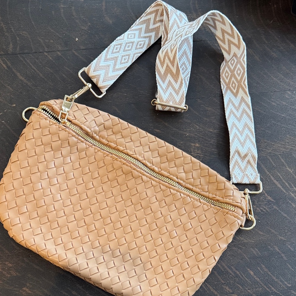 Crossbody purse. NEW! Gold hardware.